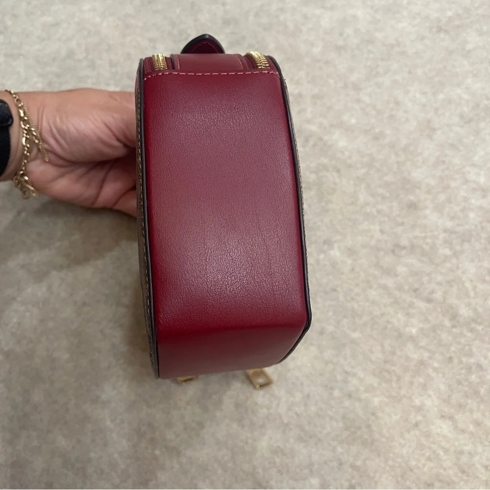 Coach Heart Cherry Signature Canvas Tan Marrón Double Zip Crossbody Purse